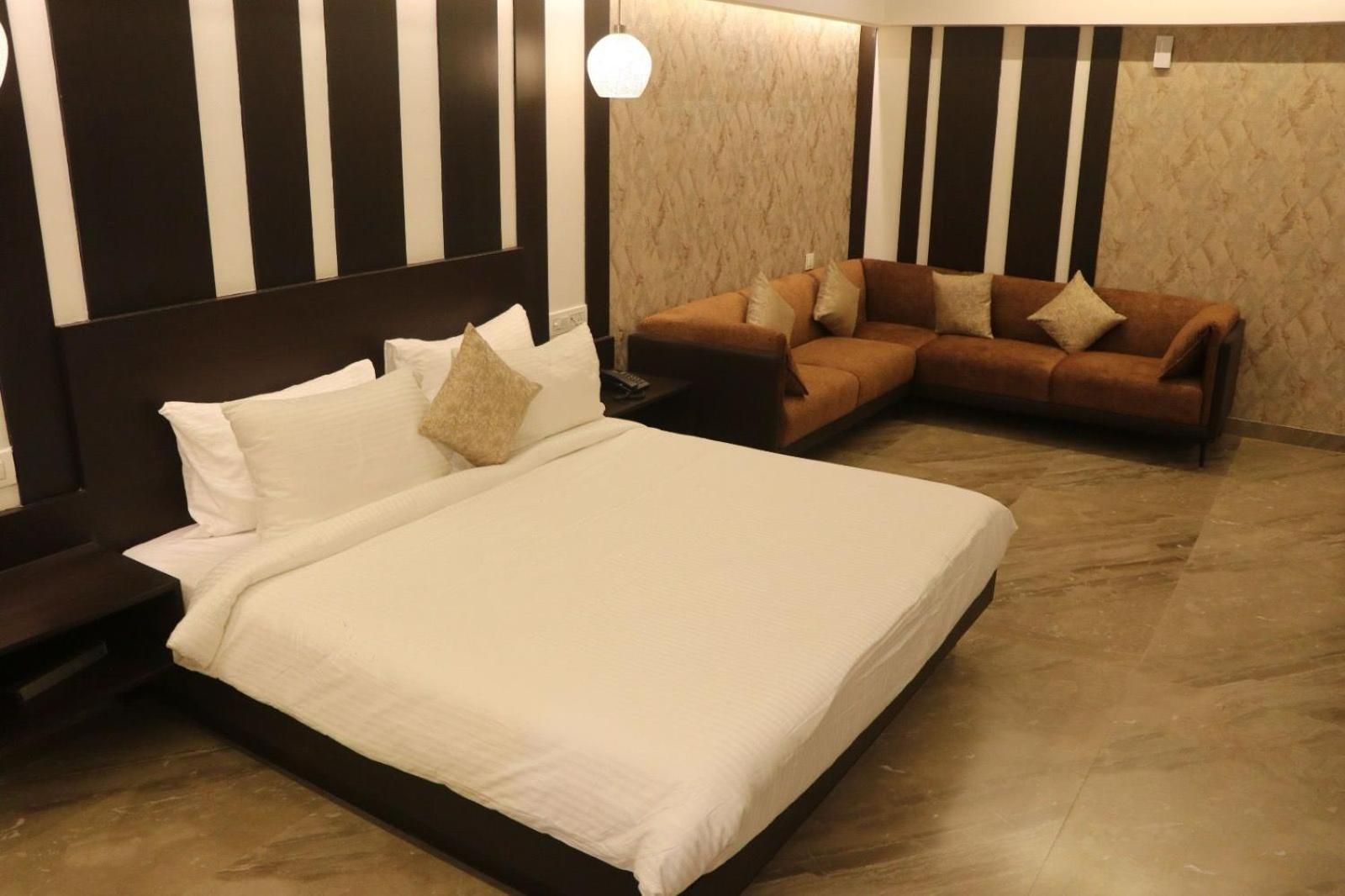 Hotel Kadamb Tree Jabalpur Exterior photo