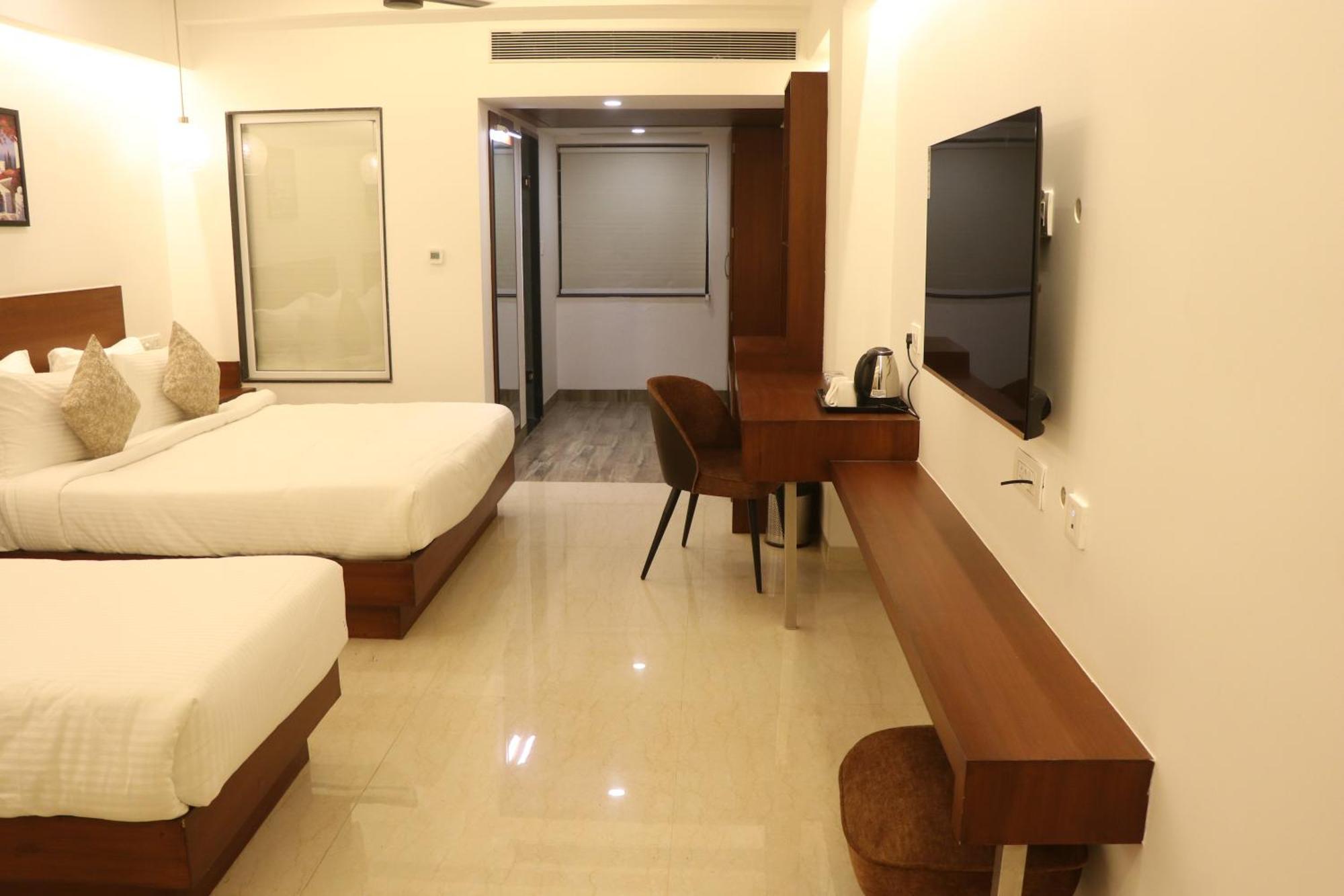 Hotel Kadamb Tree Jabalpur Exterior photo