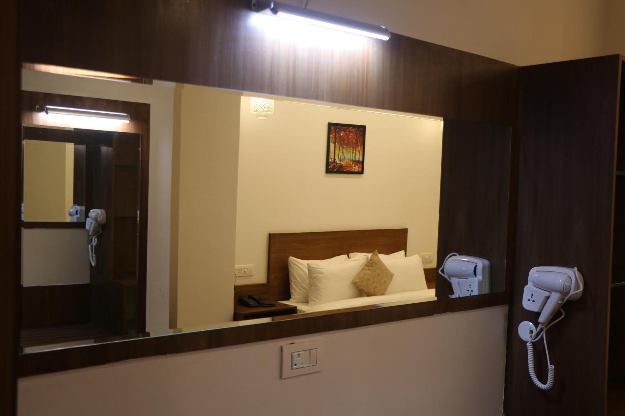 Hotel Kadamb Tree Jabalpur Exterior photo